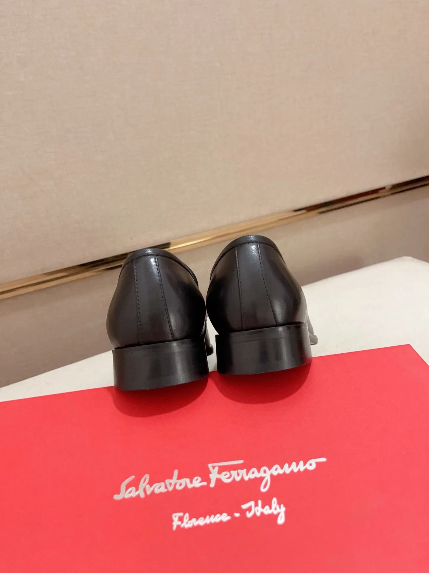 Men's shoes💰: 540💰 High version Ferragamo quality! 🆕🆕Exclusive hot-selling products in stock🔥🔥New products on the shelves, high-quality shoes, high-end driving shoes, with complete packaging! 💪 💪 Material: imported patented cowhide 🐂 + imported high-quality water-dyed cowhide lining + wear-resistant outsole 👍🏻👍🏻 Features: high-end and comfortable, purely handmade 🚀 🚀 Create the perfect shoes that suit you best 🔥 🔥 Size: (38-44) Can be customized 45 non-returnable!